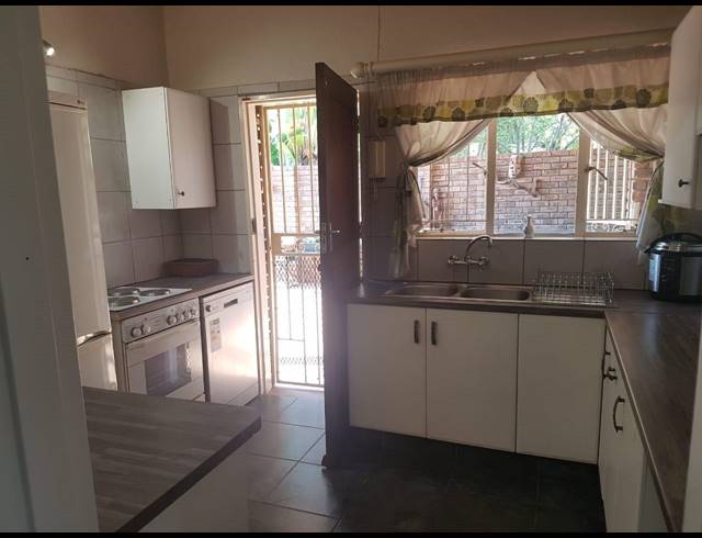 4 BEDROOM HOUSE SOLD IN SINOVILLE